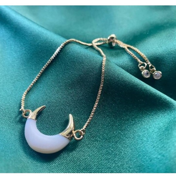 *Carme* Crescent Moon Carved Shell 14K Gold Boho Bracelet - Picture 4 of 4